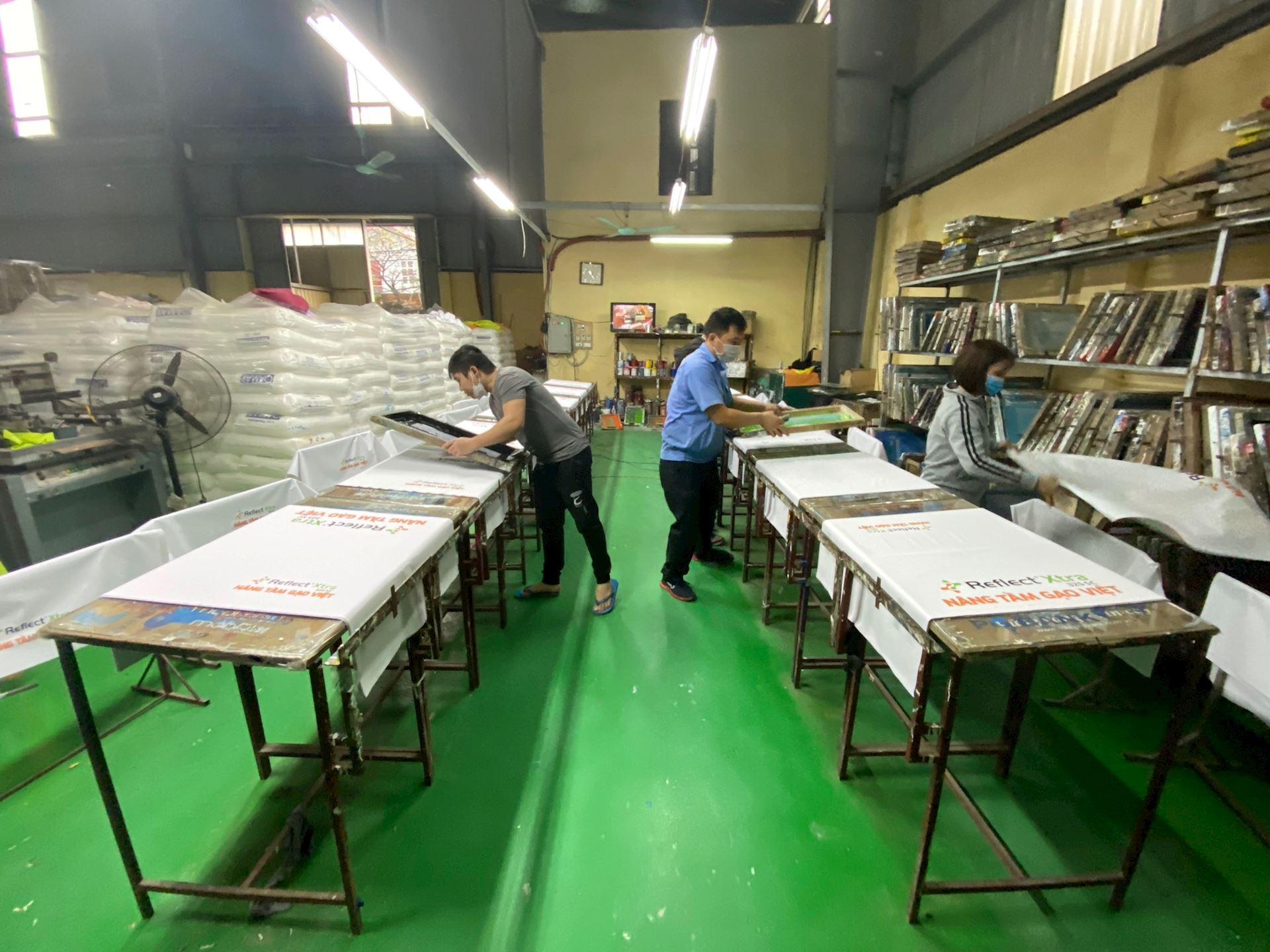 xưởng in ấn áo mưa tân hưng phong