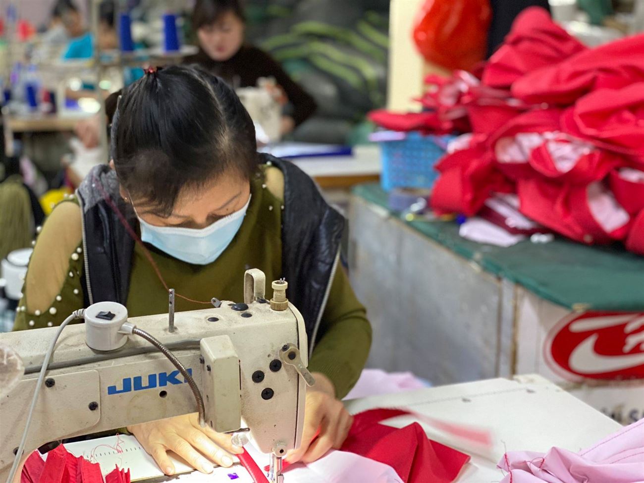 Quy trình Tân Hưng Phong sản xuất áo mưa in ấn: Từ ý tưởng đến sản phẩm hoàn thiện 