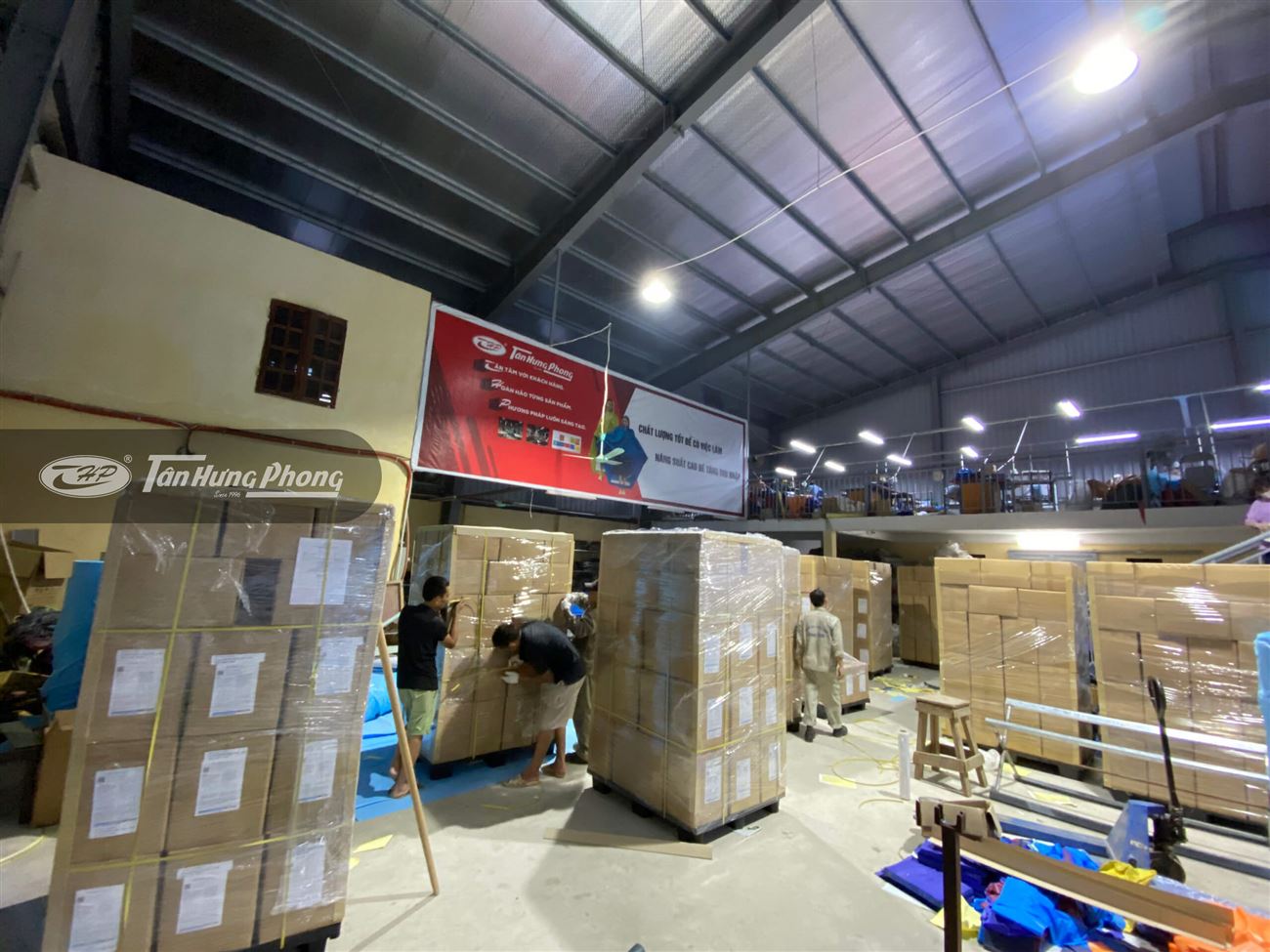 Mạng Lưới Phân Phối Trong Ngành Sản Xuất Áo Mưa: Những Thách Thức và Cơ Hội